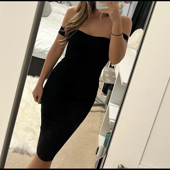NWT Boohoo Black Midi Bodycon Off shoulder Dress Size 2 LBD All Black Tight - Picture 1 of 4
